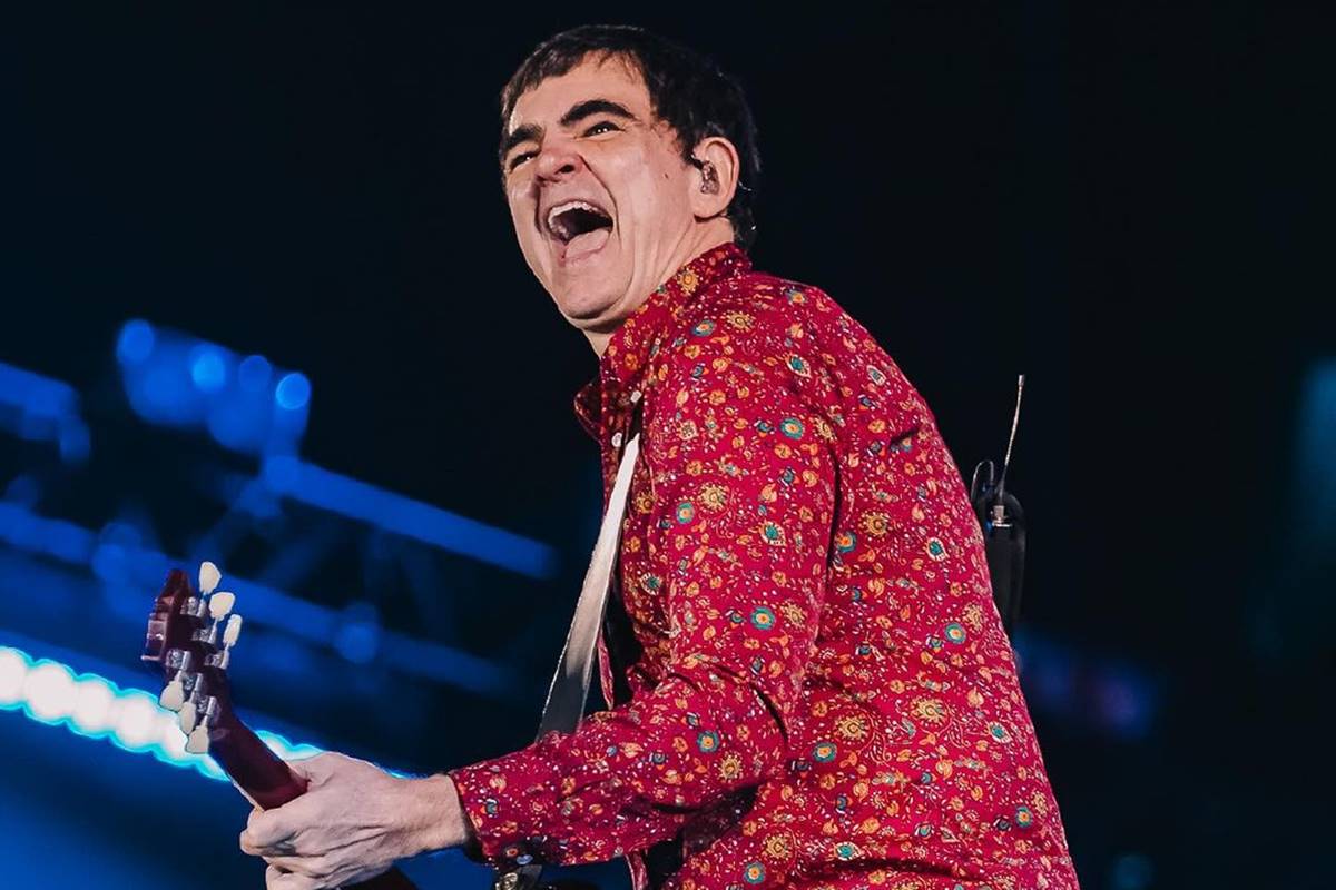Samuel Rosa de camisa vermelha estampada - Metrópoles