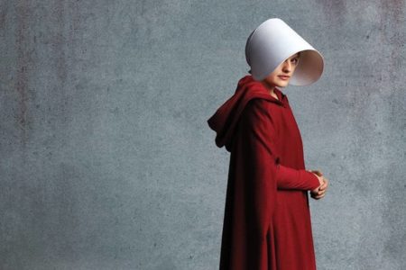 Imagem colorida de O Conto da Aia (The handmaid's Tale) com Elisabeth Moss como June Osborne - Metrópoles