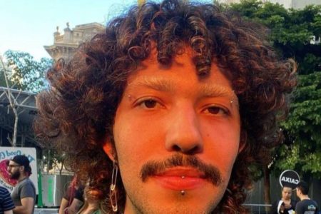 Imagem colorida mostra Leonardo Rodrigues Nunes, um homem de pele parda, cabelo cacheado e bigode olhando para a câmera; ele morreu após ser baleado ao sair para um encontro marcado por aplicativo - Metrópoles