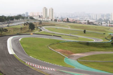 Imagem colorida mostra área do Autódromo de Interlagos, em São Paulo - Metrópoles