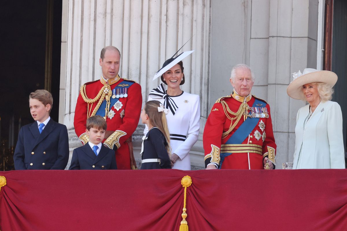 Foto colorida - Kate Middleton, William, os três filhos, Charles e Camilla
