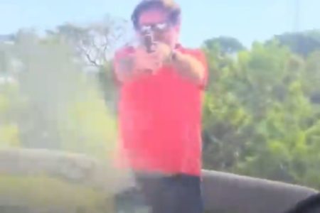 Imagem colorida mostra motorista atirando contra ocupantes de veículo; ele é procurado pela polícia - Metrópoles