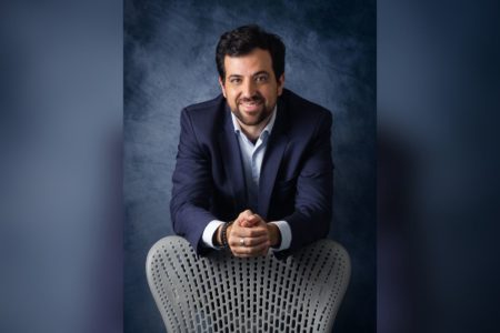 Imagem colorida mostra homem branco com cabelo e barba castanhos vestindo um blazer azul escuro e uma camisa azul clara. Ele é José Luis Gordon, diretor do BNDES - Metrópoles