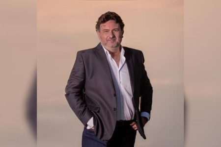 Imagem colorida mostra o empresário Adriano Domingues da Costa, um homem branco, de barba grisalha e cabelo castanho escuro, vestindo terno cinza e camisa branca - Metrópoles