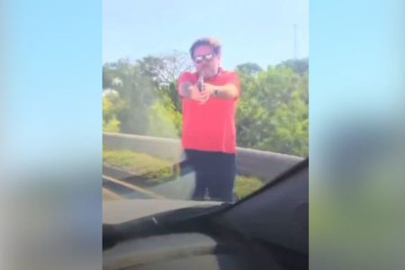 Imagem colorida mostra empresário que ameaçou casal com uma arma em rodovia de São Paulo - Metrópoles