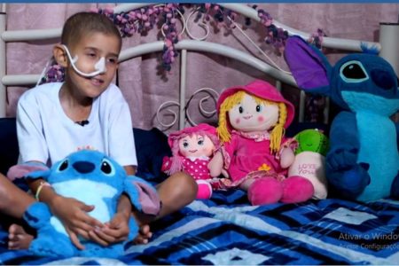 imagem colorida menina de 11 anos espera medicamentos contra cancer parana