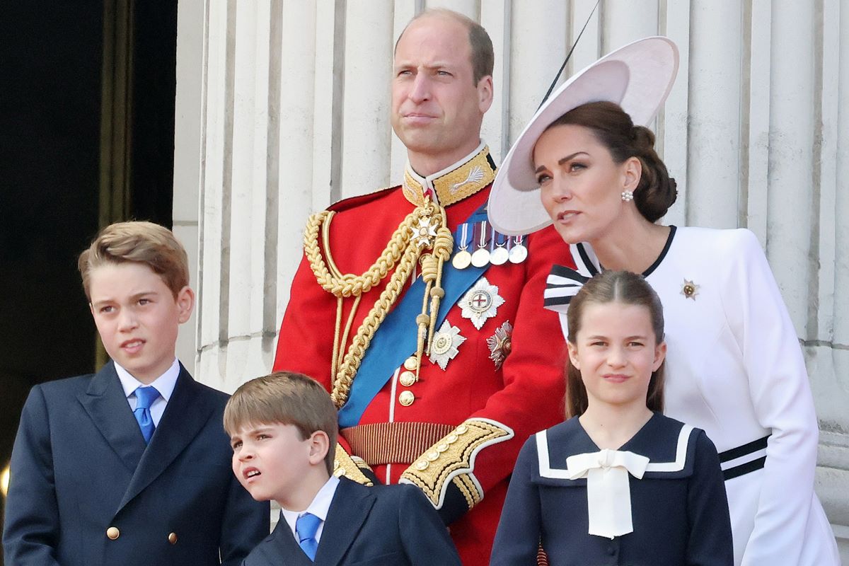 Foto de dois adultos, homem e mulher, com três crianças, sendo dois meninos e uma menina. Eles estão conversando e o homem usa traje militar - Metrópoles