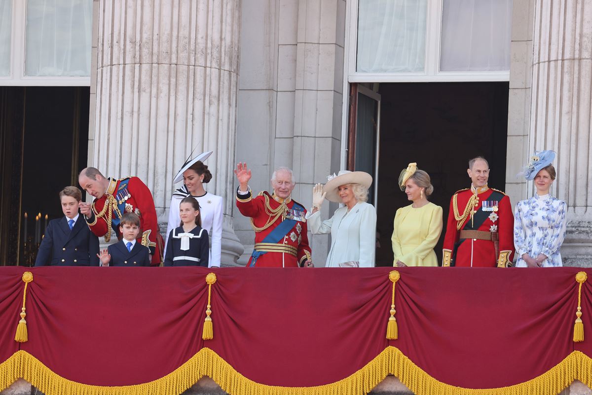 Foto colorida de adultos e crianças na varanda de um palácio - Metrópoles