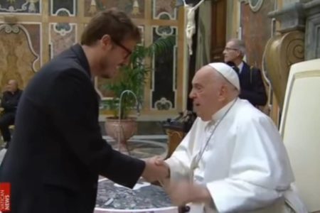 Foto colorida de Fábio Porchat com o Papa Francisco - Metrópoles