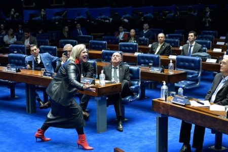Foto colorida de contadora de histórias Nyedja Gennari - Metrópoles
