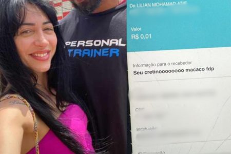 Montagem de foto colorida, de mulher de cabelos pretos, longos, sorrindo, ao lado de mensagem de cunho racista - Metrópoles