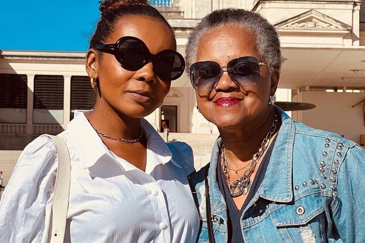Thelminha e a mãe, Dona Yara posam juntas e sorridentes durante viagem - Metrópoles