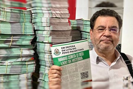 Imagem colorida mostra presidente do PCO, Rui Costa PImenta, segurando panfleto do Hamas - Metrópoles