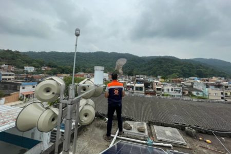 Imagem colorida de sirene instalada no Guarujá. Metrópoles