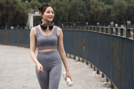 Foto de uma mulher asiática fazendo caminhada no parque - Metrópoles