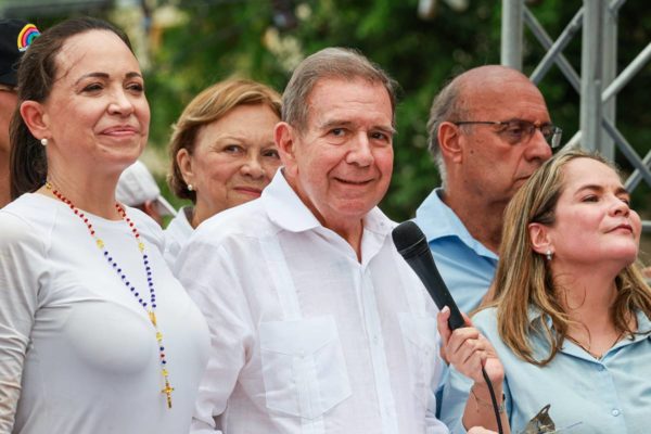 Imagem colorida mostra María Corina Machado e Edmundo González durante discurso na Venezuela - Metrópoles