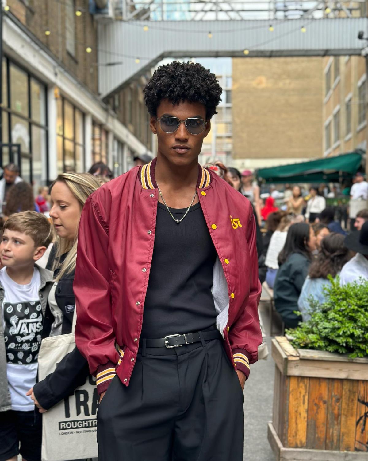 Na imagem com cor, foto do modelo brasileiro Matheus Hava - metrópoles