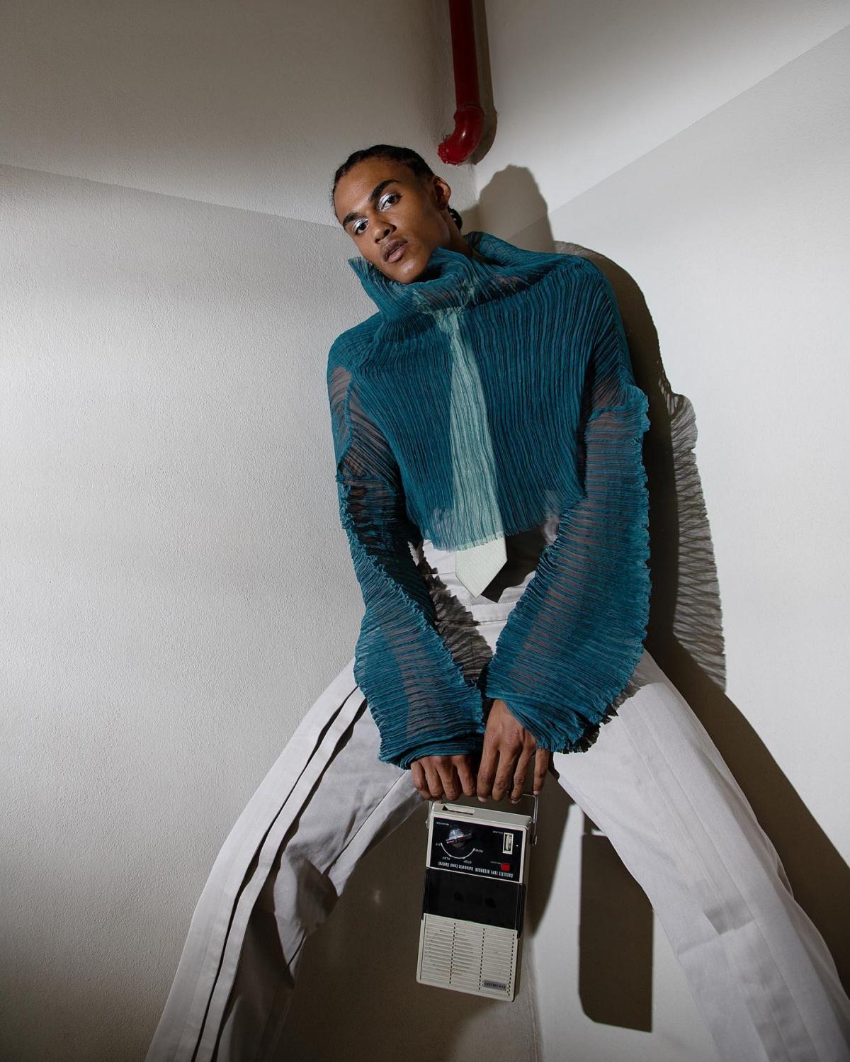 Na imagem com cor, foto do modelo brasileiro Matheus Hava - metrópoles