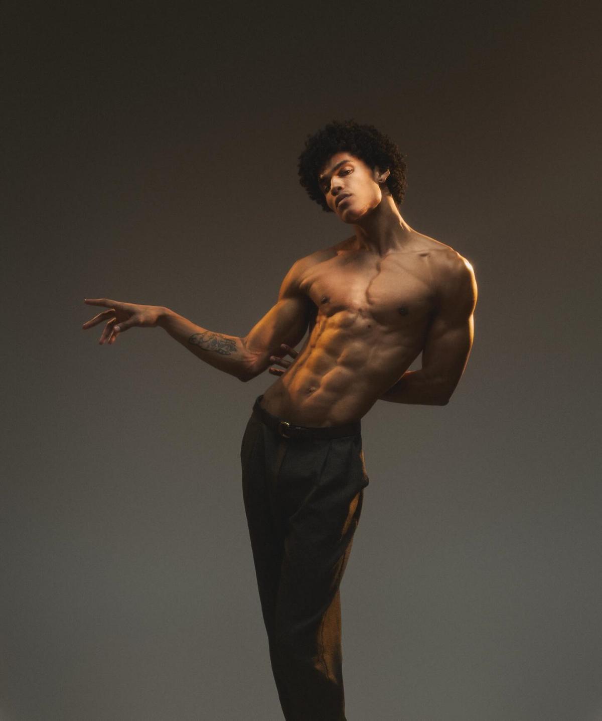 Na imagem com cor, foto do modelo brasileiro Matheus Hava - metrópoles