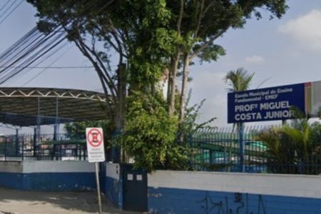 Imagem colorida de escola municipal em Carapicuíba, onde homem foi morto a tiros - Metrópoles