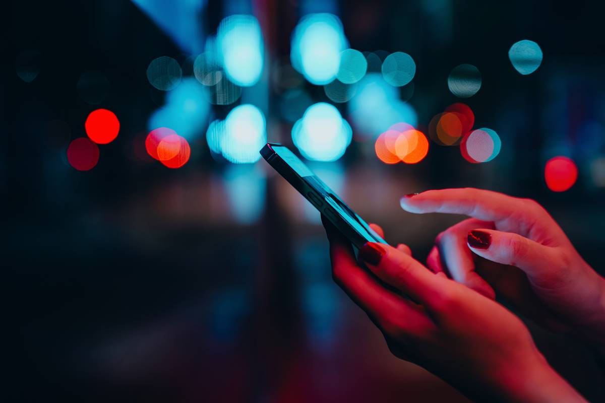 Foto colorida de um celular - Metrópoles