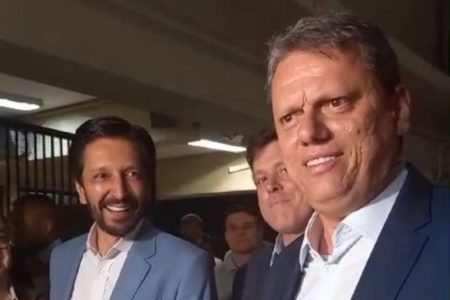 Foto colorida de Ricardo Nunes e Tarcísio de Freitas - Metrópoles