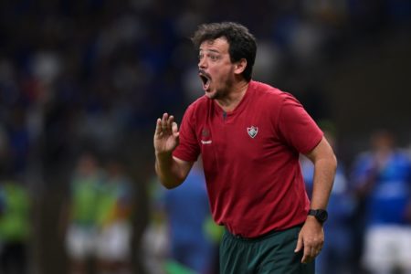 Foto colorida de Fernando Diniz dando bronca nos jogadores do Fluminense - Metrópoles
