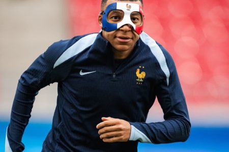 Foto de Mbappé de mascará - Metrópoles