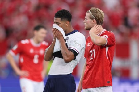 Imagem colorida dos jogadores de Inglaterra e Dinamarca - Metrópoles