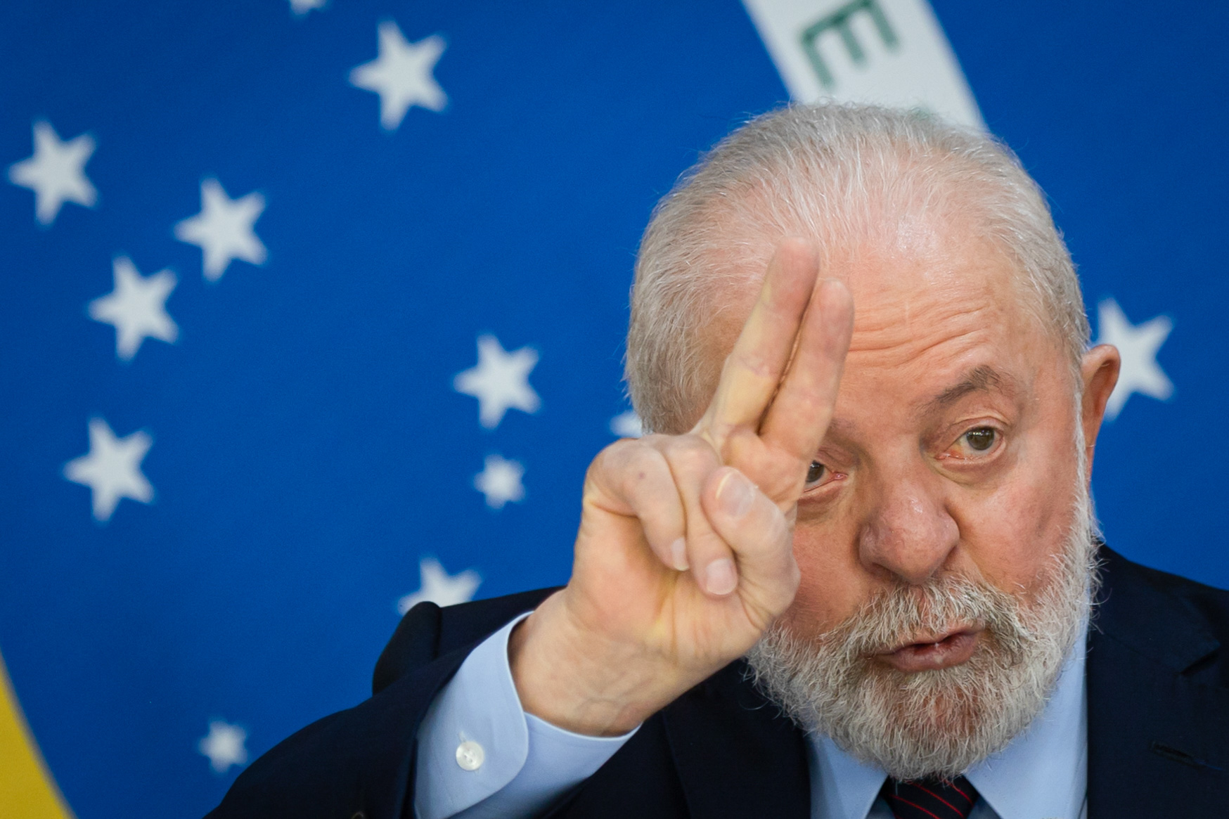 Presidente da Repúplica Luiz Inácio Lula da Silva faz o número dois com as mãos - Metrópoles