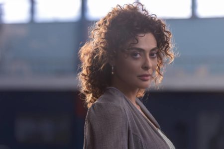 foto colorida de juliana paes olhando séria - metrópoles