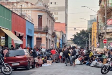 Imagem mostra pessoas aglomeradas em rua degradada da Cracolândia - Metrópoles