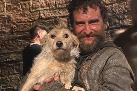 Foto colorida do ator Mark Stobbart segurando um cachorro - Metrópoles