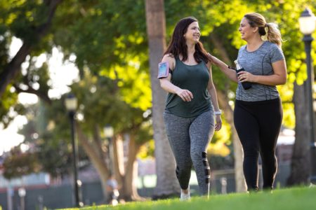 Foto de mulheres caminhando no parque para perder peso - Metrópoles