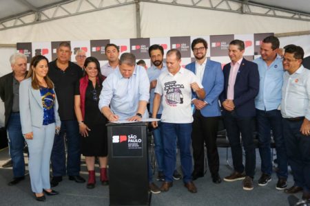 Imagem colorida mostra o governador Tarcísio de Freitas assinando contrato para expansão do metrô - Metrópoles