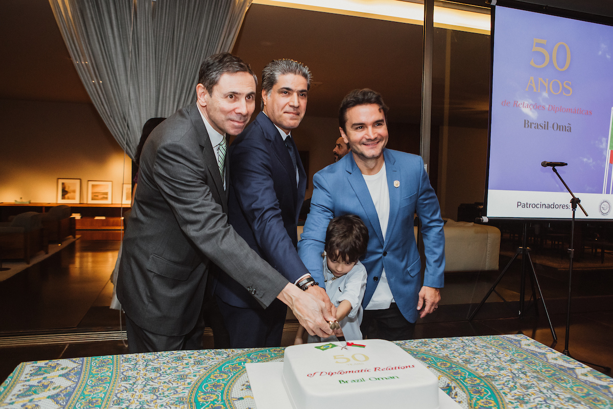 Secretário de África e Oriente Médio do Ministério das Relações Exteriores, Carlos Sérgio SobralDuarte; embaixador do Omã, Talal Al-Rahbi e o Ministro do Turismo Celso Sabino cortam o bolo
