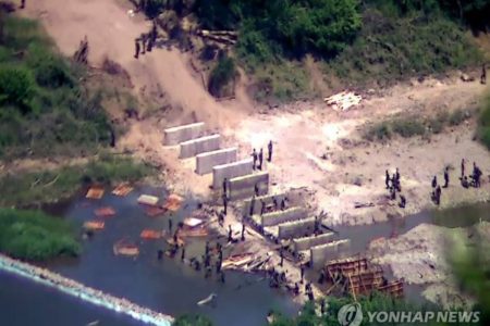 Imagem colorida mostra construção na fronteira entre Coreia do Norte e Coreia do Sul - Metrópoles