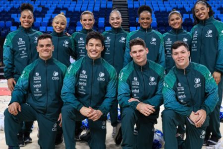 foto mostra atletas da ginástica uniformizados