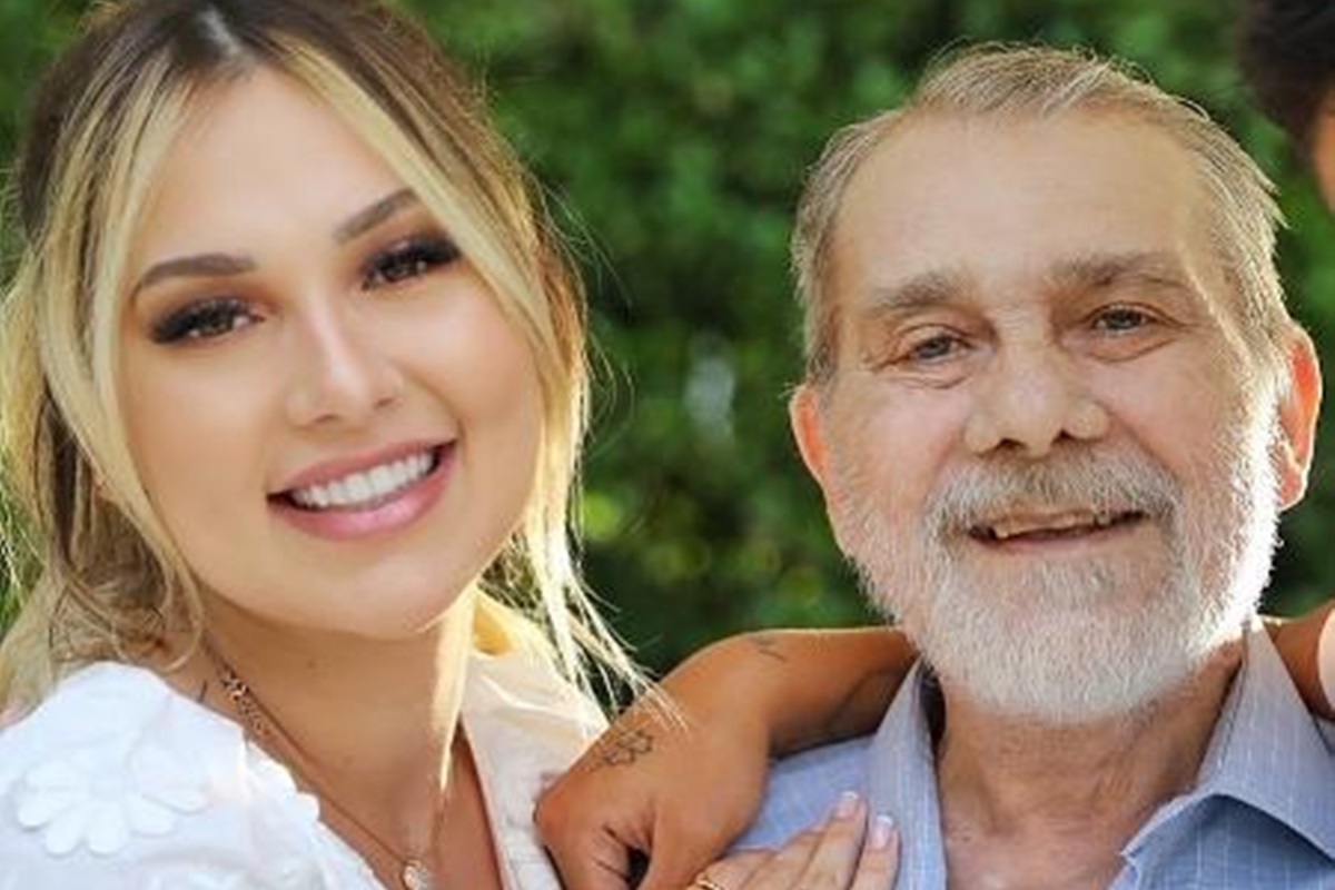 Virginia Fonseca posa, sorridente, ao lado do pai, Mario Serrão - Metrópoles