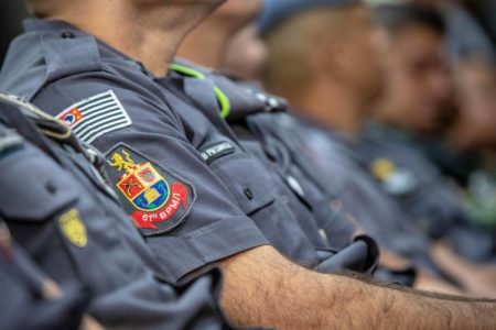 foto colorida de Policiais militares de SP fardados lado a lado - Metrópoles