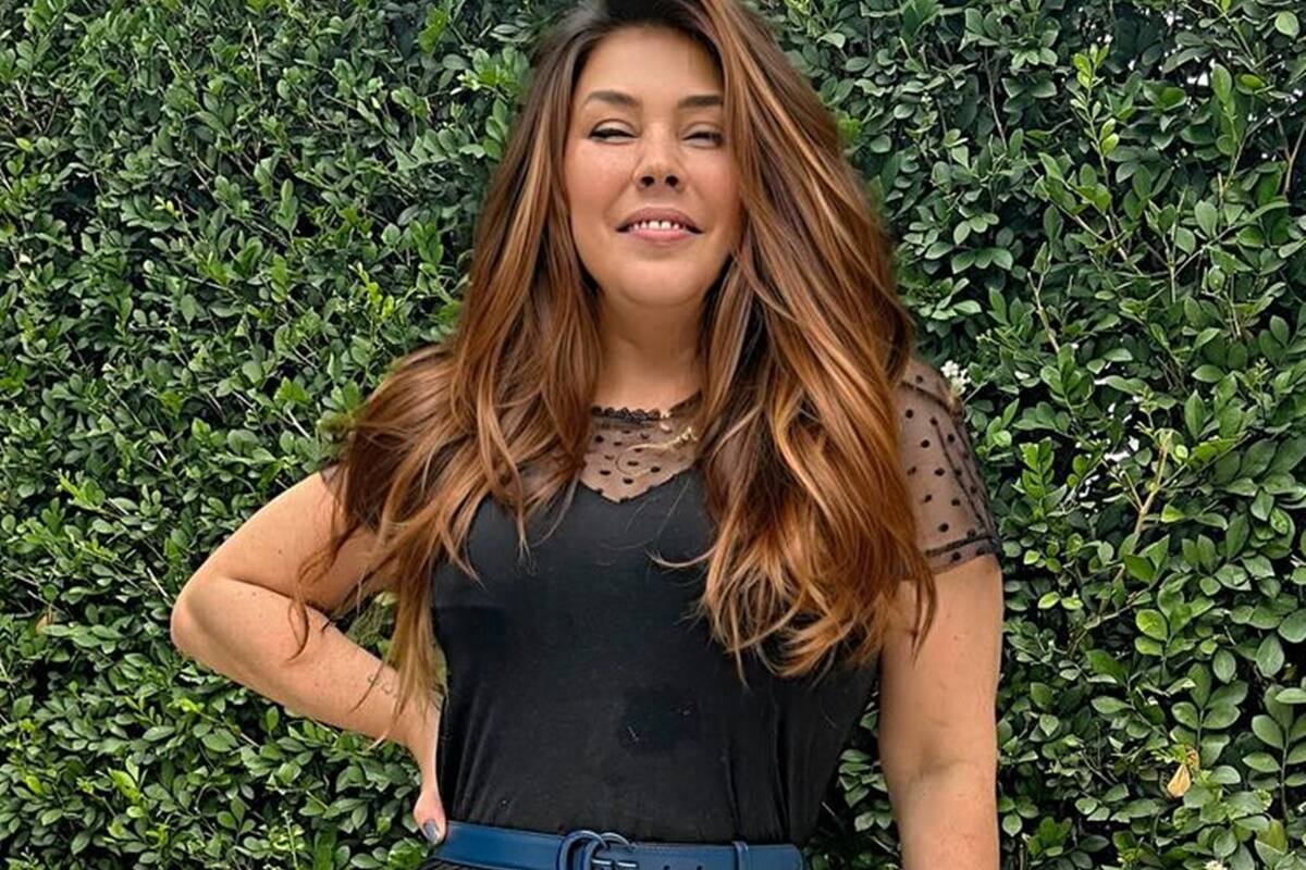Simony posa, sorridente, com os cabelos soltos - Metrópoles