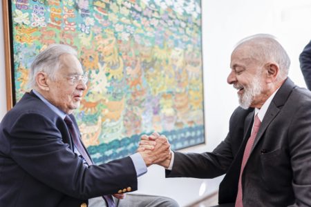 Imagem colorida de Fernando Henrique Cardoso e Lula em aperto de mão - Metrópoles