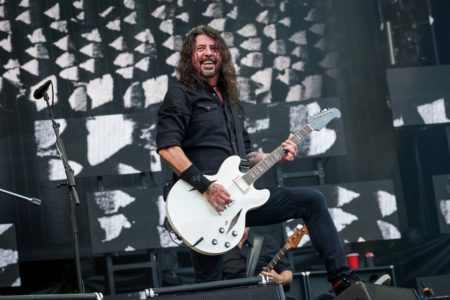 Foto colorida de Dave Grohl, do Foo Fighters - Metrópoles