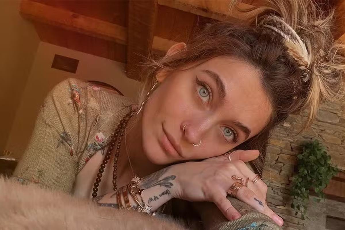 Foto colorida de Paris Jackson, filha de Michael Jackson - Metrópoles