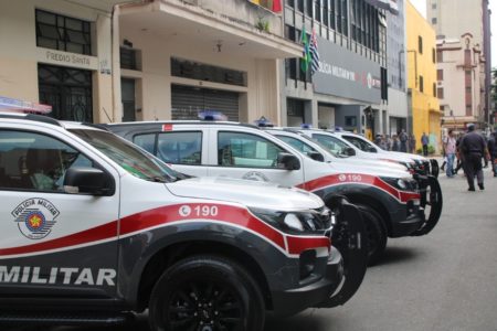 Imagem colorida de viaturas da Polícia Militar. Metrópoles