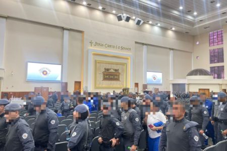 PMs em reunião em templo da Igreja Universal