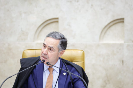 Homem de terno falando no microfone