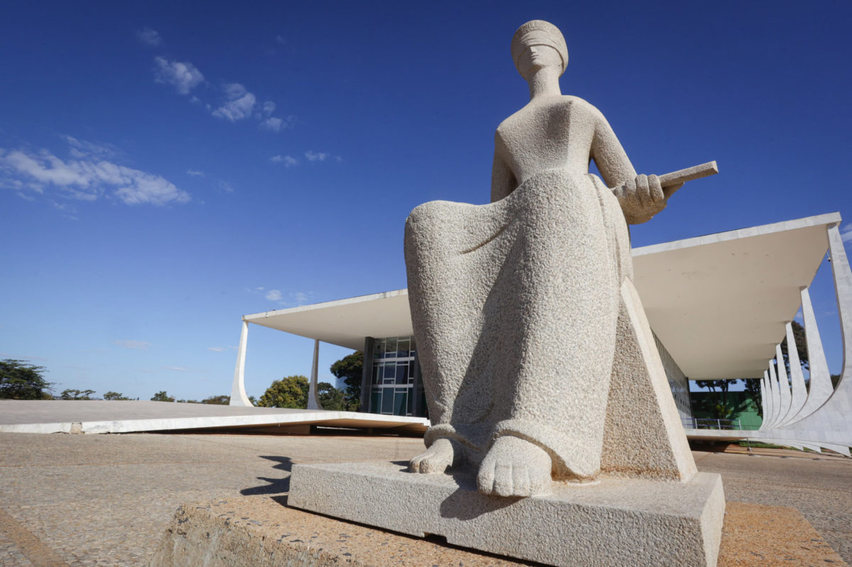 Foto colorida mostra imagem da Justiça com STF ao fundo, em Brasília (DF) - Metrópoles