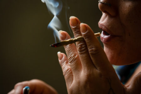 Mulher fuma maconha cannabis - Metrópoles