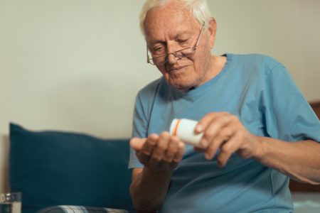 Foto mostra homem idoso com blusa azul tomando reposição hormonal de testosterona para controlar sintomas da andropausa - Metrópoles